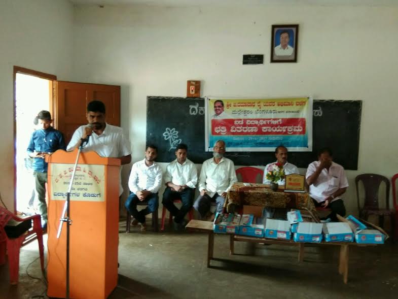 ವಿದ್ಯಾರ್ಥಿಗಳಿಗೆ ಛತ್ರಿ ವಿತರಣೆ